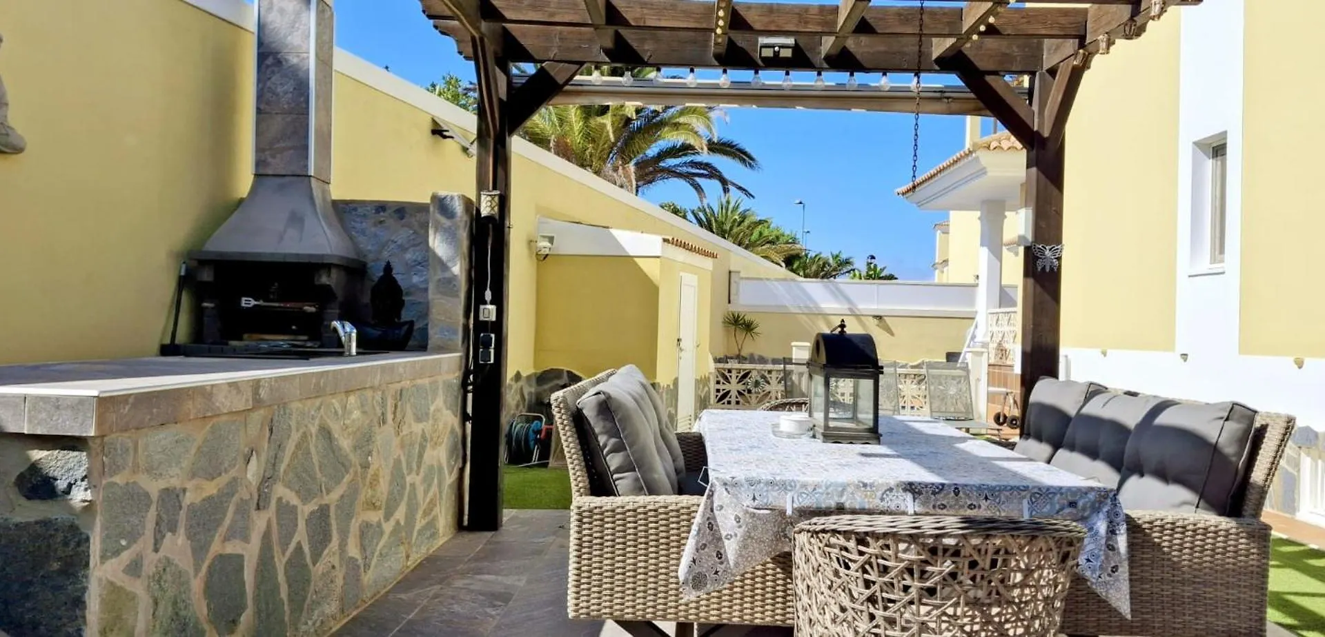 Serene Oasis: Private Pool Villa with Hot Tub and Modern Comforts Corralejo