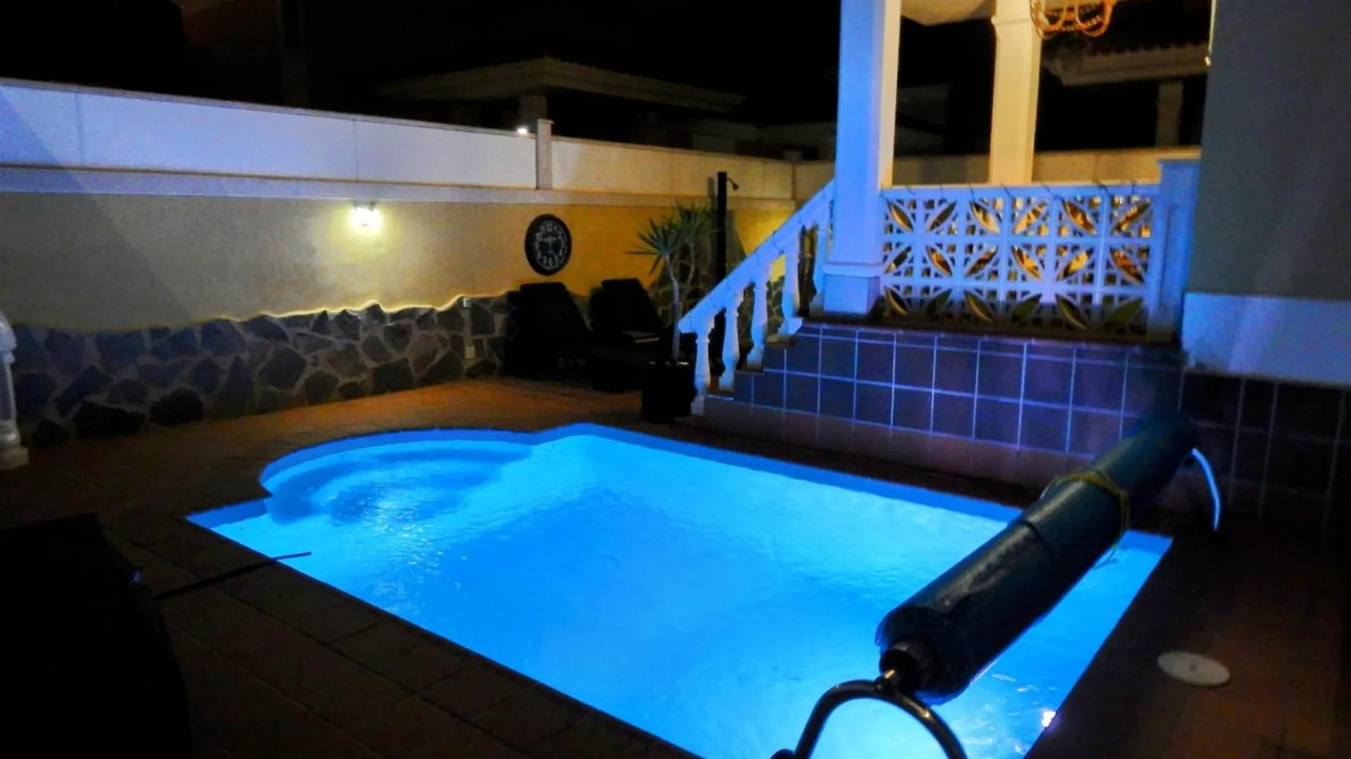 Serene Oasis: Private Pool Villa with Hot Tub and Modern Comforts Corralejo