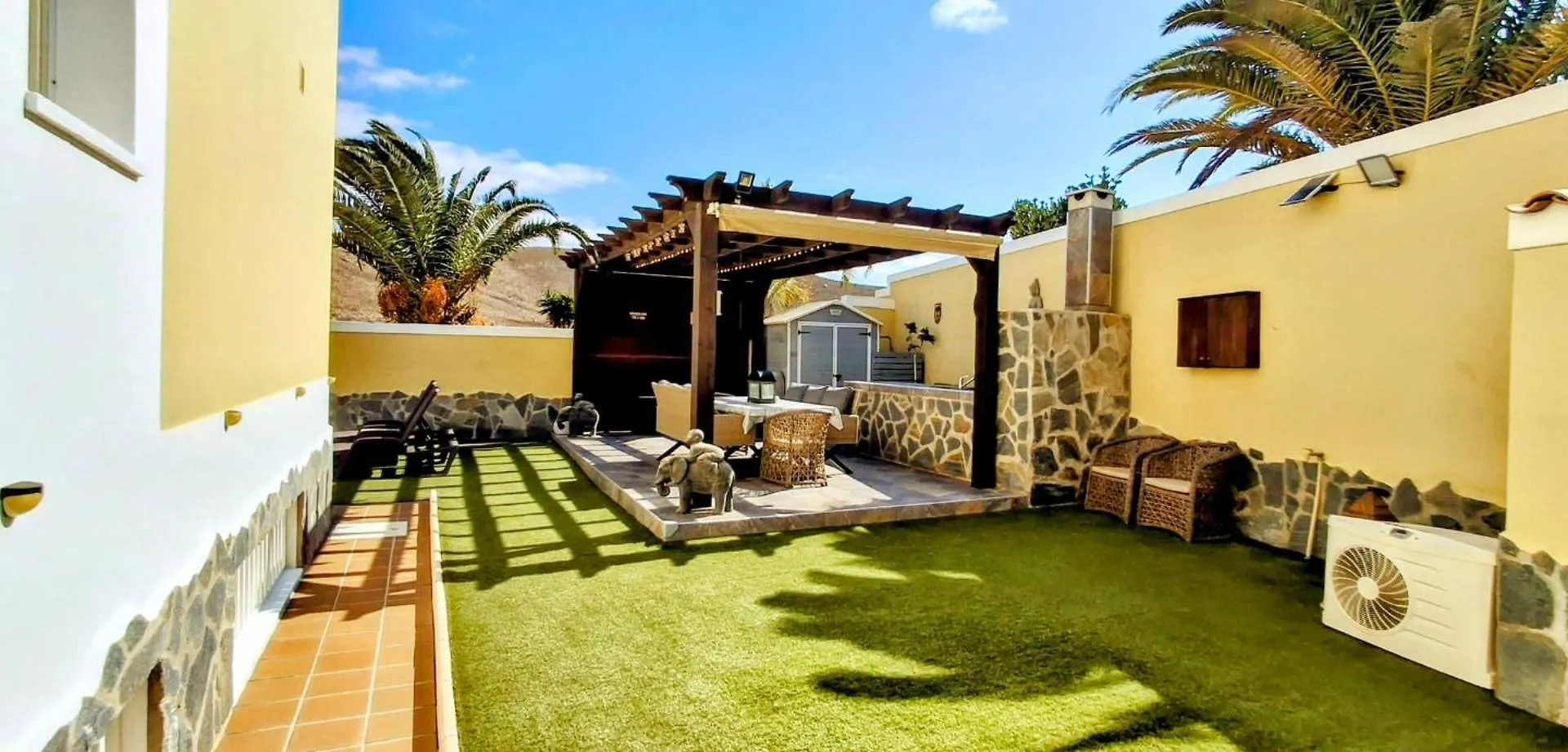 Serene Oasis: Private Pool Villa with Hot Tub and Modern Comforts Corralejo